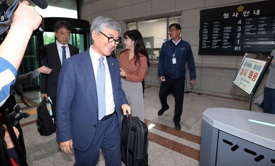 중앙선관위 포렌식 현장 방문하는 선관위 자문위원