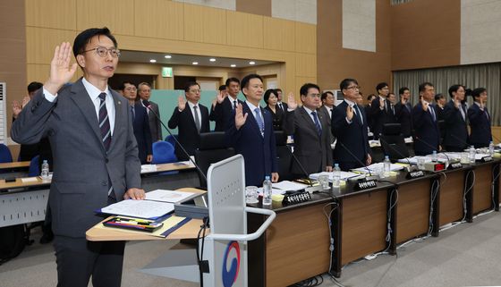 [국감] 증인 선서하는 김용선 지식재산처장