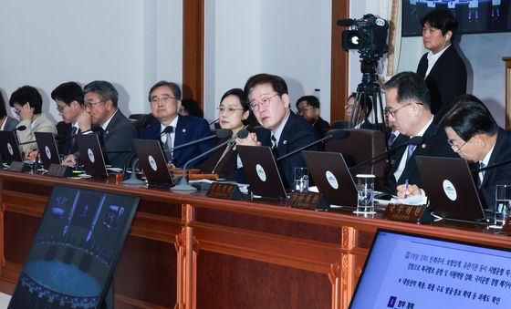 북극항로 추진경과 보고 받는 이재명 대통령