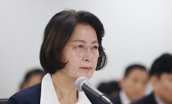 [국감] 의원 질의 경청하는 추미애 지사