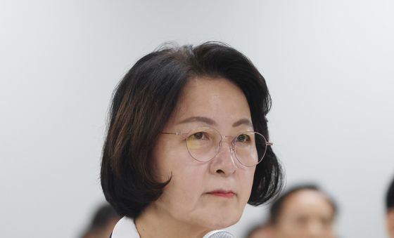 [국감] 의원 질의 경청하는 추미애 지사