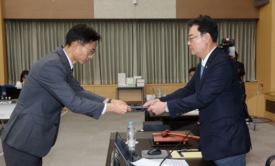 [국감] 증인선서문 제출하는 김용선 처장