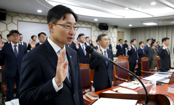 [국감]증인 선서하는 임광현 국세청장