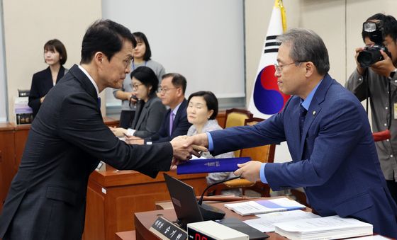 [국감] 선서문 전달하는 최원호 원안위원장