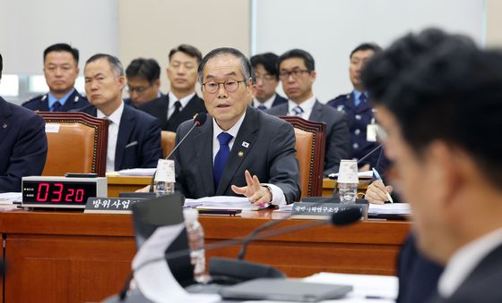 [국감] 의원 질의에 답하는 이용철 방위사업청장