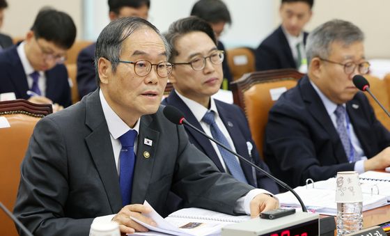[국감] 답변하는 이용철 방위사업청장