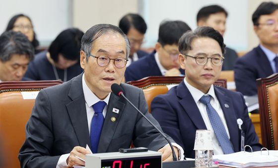 [국감] 답변하는 이용철 방위사업청장