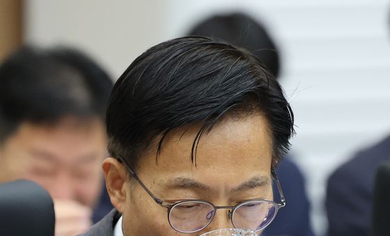 [국감] 물 마시는 김용선 지식재산처장