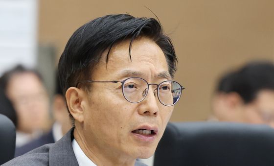 [국감] 질의에 답변하는 김용선 처장