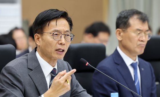 [국감] 위원 질의에 답변하는 김용선 지식재산처장