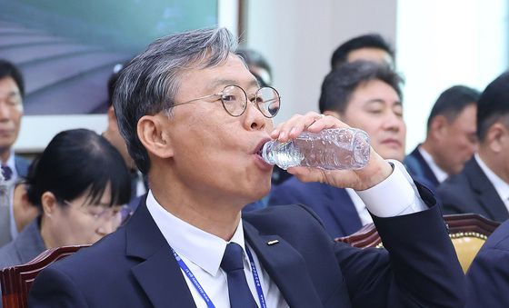 [국감] 목 축이는 김태승 사장