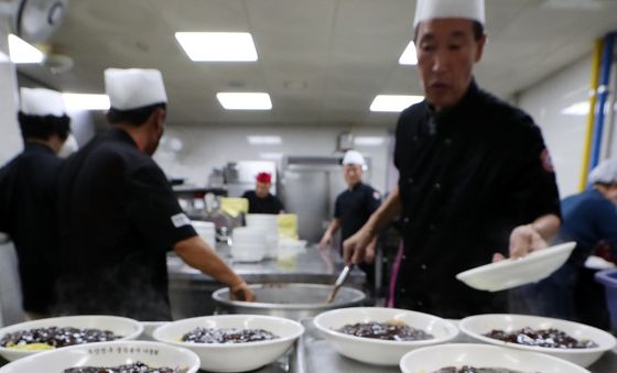 정성껏 담아내는 사랑의 짜장면