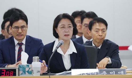 [국감] 의원 질의에 답하는 추미애 지사