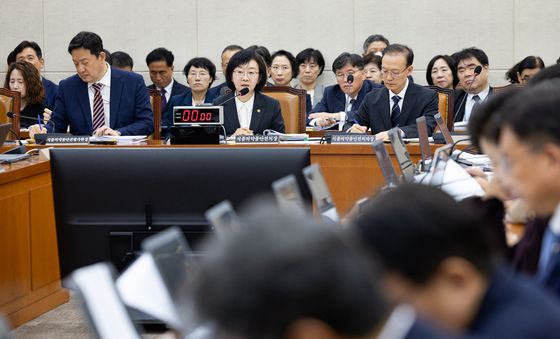 [국감] 복지위 국감 답변하는 오유경 식약처장