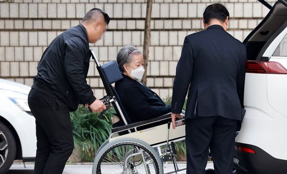 차량에서 하차하는 한학자 총재