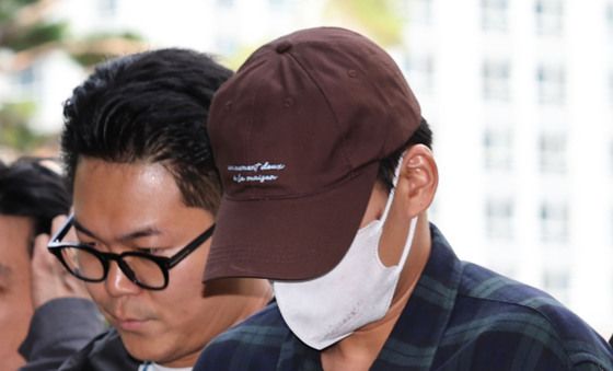 영장심사 출석하는 '장모 살해·아내 납치' 20대 남성
