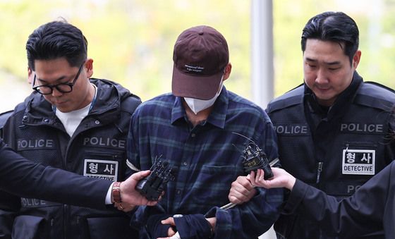'장모 살해·아내 납치' 20대 남성 법원 출석