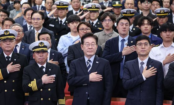 국민의례 하는 이재명 대통령