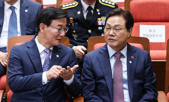대화하는 전재수 시장·박완수 지사