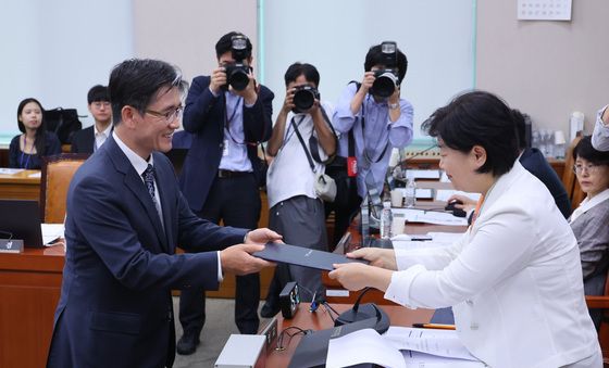 [국감] 증인 선서문 제출하는 오동운 처장