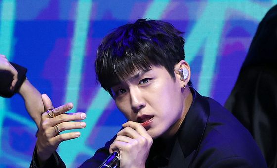 에이비식스 박우진, 여심 녹이는 눈빛