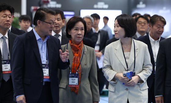 박승희 삼성전자 사장과 대화하는 이소영 중기부 장관