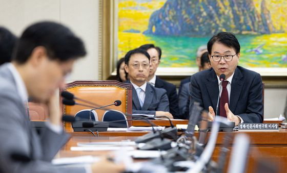 [국감] 답변하는 이한주 경제·인문사회연구회 이사장