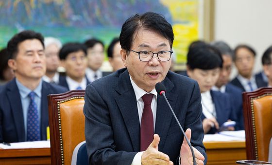 [국감] 질의 답하는 이한주 경제·인문사회연구회 이사장