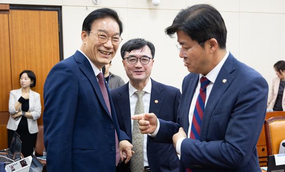 [국감] 정무위 여야 간사와 대화하는 임기근 국무조정실장