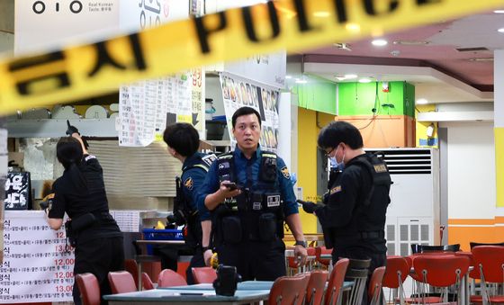 인천 흉기난동 현장 조사하는 경찰