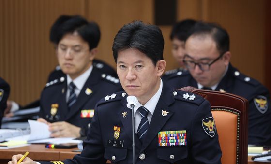 [국감] 의원 질의 경청하는 이승협 경기북부청장