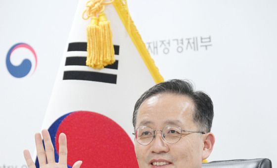 스콧 베센트 미국 재무장관과 인사하는 이형일 부총리