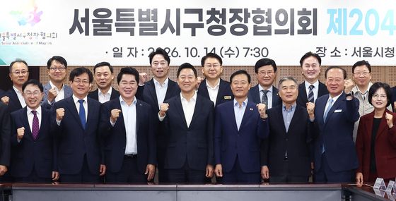 구청장들과 기념촬영 하는 오세훈 시장