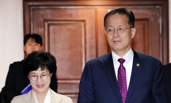 회의 참석하는 이형일 부총리와 원민경 장관