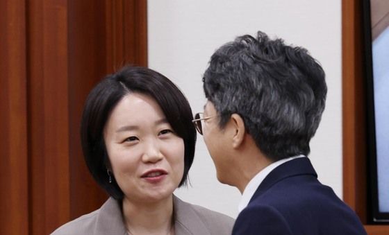 홍지선 국토부 장관 손 잡은  이소영 중소벤처기업부 장관