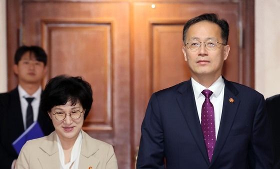 미소 짓는 이형일 부총리와 원민경 장관