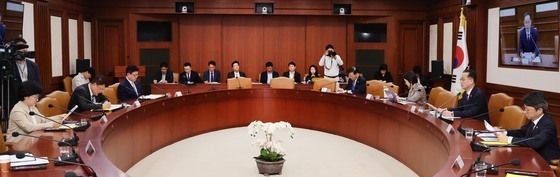 이형일 부총리 비상경제본부회의 주재