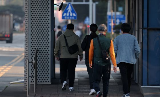 출근하는 포스코 포항제철소 직원