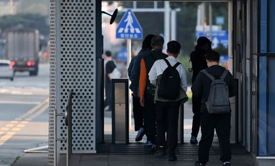 출근하는 포스코 직원들