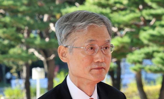 출근하는 조희대 대법원장
