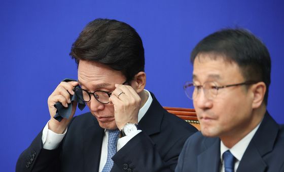 안경 고쳐쓰는 김민석 대표
