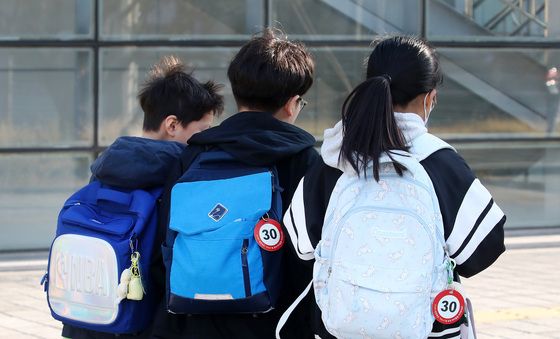 '기온 뚝' 쌀쌀한 등굣길