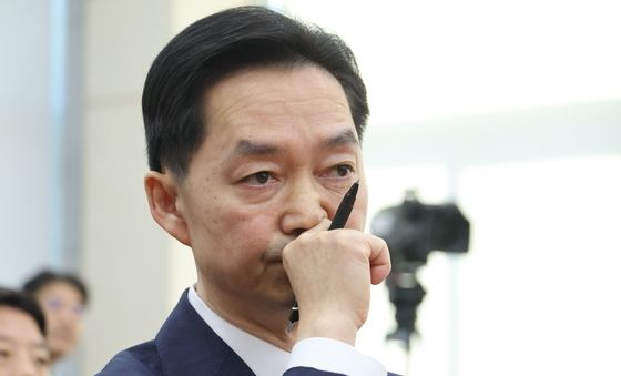생각 잠긴 김지용 중수청장 후보자