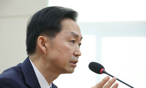 의원 질의 답변하는 김지용 후보자