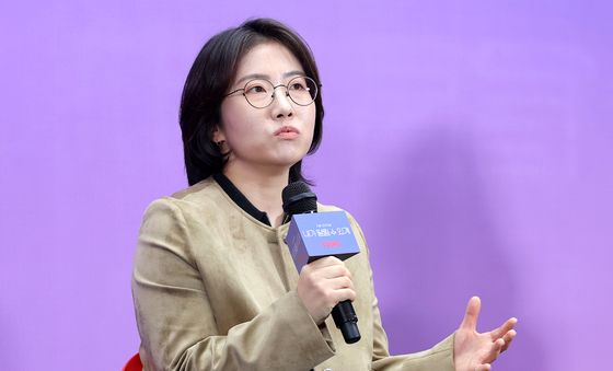 취재진 질문에 답하는 김예지 감독
