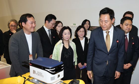 사족보행 로봇 살피는 오세훈 시장