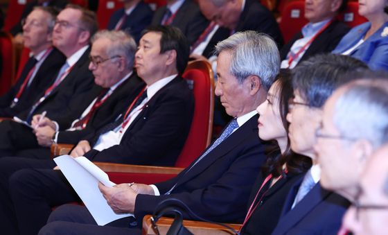 카멀라 해리스 전 미국 부통령 강연서 메모하는 정몽준 이사장