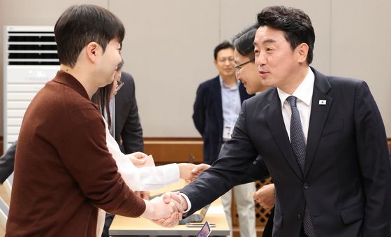 기자들과 인사하는 강훈식 비서실장과 임광현 신임 비서실장