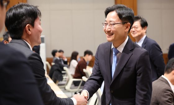 기자들과 인사하는 임광현 신임 대통령비서실장