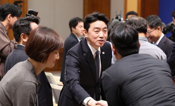 기자들과 인사하는 강훈식 비서실장